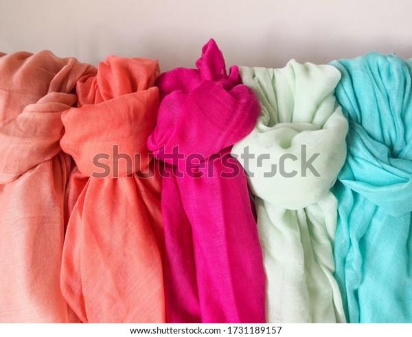 Benessere Naturale: Foulard di Canapa e Viscosa Edizione Limitata: Eleganza Sostenibile e Benefici per la Pelle